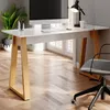 A white desk with wooden legs, a computer monitor, keyboard, mouse, lamp, and a mug on a herringbone wooden floor. Voir les images du produit