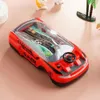 Rotes auto-förmiges Federmäppchen mit klarer Abdeckung, das ein Straßendesign und kleine Kugeln im Inneren zeigt, auf rosa Oberfläche Anteprima dell’immagine prodotto