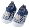 Paar blaue und graue gestrickte Schlupfbabyschuhe mit weißen Sohlen, aus leicht erhöhter Frontansicht Anteprima dell’immagine prodotto