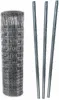 A roll of wire mesh fencing and three metal fence posts are shown against a white background. Produktbild-Vorschau