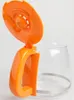 A close-up of an orange handle and lid attached to a clear glass coffee pot. Produktbild-Vorschau