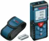 A Bosch laser distance measurer, its protective pouch, and two batteries are displayed against a white background. Produktbild-Vorschau