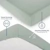 Close-up of a light green fitted sheet corner, highlighting its elastic band and fit. Anteprima dell’immagine prodotto