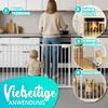 A woman is in a kitchen with a baby gate separating her from a baby. Insets show the gate used as a fireplace guard, a child safety barrier, and a pet enclosure. Náhľad obrázku produktu