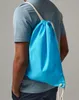 A person wearing a blue t-shirt and dark pants is carrying a blue gym bag on their back. Produktbild-Vorschau