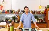 A man standing in a kitchen with shelves of ingredients behind him. Produktbild-Vorschau
