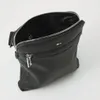 A black BOSS messenger bag is shown against a white background. Voir les images du produit