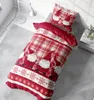 A Christmas-themed duvet cover and pillowcase set with gnomes and snowflakes is laid out on a bed. Produktbild-Vorschau