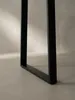 Detailaufnahme des schwarzen, pulverbeschichteten Trapezbeins, das die hochwertige Verarbeitung und die moderne, geometrische Form des Metallgestells zeigt._#sku_SAFWL7.263# Produktbild-Vorschau
