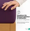 A hand is shown touching a purple fitted sheet on a wooden bed frame, with text overlays describing the product's fit and certifications. Produktbild-Vorschau