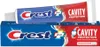 A tube of Crest toothpaste and its box. Voir les images du produit