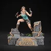A Lara Croft statue from Tomb Raider, posed dynamically on a stone base with the game's title. Anteprima dell’immagine prodotto