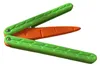 A kitchen gadget shaped like a carrot, with green handles and an orange blade. Voir les images du produit