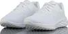 A pair of white Nike running shoes on a reflective surface. Voir les images du produit