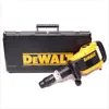 A DeWalt demolition hammer and its case are displayed against a white background. Podgląd zdjęcia produktu