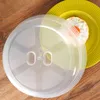 A transparent microwave cover is placed over a yellow plate with a fried egg on it, resting on a wooden surface. Anteprima dell’immagine prodotto