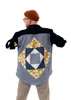 A person wearing a shirt with a patchwork design on the back. Produktbild-Vorschau