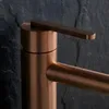 Close-up of a copper-colored faucet handle and spout against a dark, textured background. Anteprima dell’immagine prodotto