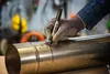 A gloved hand is marking a metal pipe with a black marker. Anteprima dell’immagine prodotto