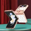 A white quilted phone case with a rose gold ring holder and trim, shown on a teal and red background. Produktbild-Vorschau