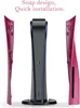 A black PS5 console with pink side panels, displayed on a stand, with the pink side panels shown separately on either side. Produktbild-Vorschau