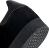 A close-up view of the heel and sole of a black Adidas sneaker. Voir les images du produit