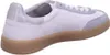 A side view of a white sneaker with a brown sole. Voir les images du produit