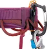 Verstellbarer Petzl Corax Klettergurt in Lila mit schwarzem Karabiner und silbernem Sicherungsgerät mit blauem Griff Podgląd zdjęcia produktu