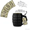 A black grenade-shaped mug with several small cards attached to it, along with a separate pile of similar cards and a drawing of a volume measurement. Voir les images du produit