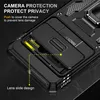 Close-up of a black phone case, highlighting its camera protection feature. Anteprima dell’immagine prodotto
