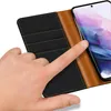 A hand is shown interacting with a phone case. Náhled obrázku produktu