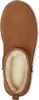 A top-down view of a single brown Ugg boot with a cream-colored fuzzy interior. Voir les images du produit