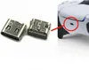 Two USB-C charging ports are shown on a white background, with a red arrow pointing from one of them to a port on a white game controller. Produktbild-Vorschau