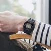 A person wearing a watch on their wrist, sitting in a chair. Anteprima dell’immagine prodotto