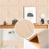 Hellholz-Paneel-Tapete auf einer Wand über einer Kommode, mit Nahaufnahme der Textur und Raumansicht mit Wandtäfelung Voir les images du produit