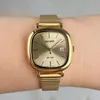 A watch on a person's wrist. Voir les images du produit