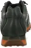 The back view of a green sneaker with an orange sole. Voir les images du produit