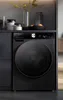 A black Hisense washing machine is shown in a modern kitchen setting, with shelves and jars in the background. Voir les images du produit