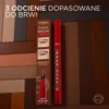 A L'Oréal Faux Brow eyebrow tint pen and its packaging are displayed against a background of brown and gray tiles. Produktbild-Vorschau