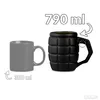 A comparison of two coffee mugs, one gray and one black, with capacity labels. Voir les images du produit
