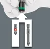 A hand holding a screwdriver bit holder above two screwdriver bits. Anteprima dell’immagine prodotto