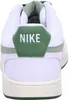 The back view of a white Nike sneaker with green accents. Produktbild-Vorschau