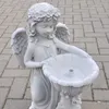 Angelo in piedi presso la fontana d'acqua I Massiccia Anteprima dell’immagine prodotto 2