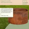A rolled-up garden edge made of rusty metal, with text overlays describing its features. Produktbild-Vorschau