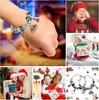 Collage von Weihnachts-Charm-Armbändern, einschließlich Nahaufnahme eines Handgelenks, Kinder, die sie tragen, und ein Paar Armbänder ausgelegt Voir les images du produit
