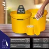 Two yellow buckets of different sizes are shown on a wooden surface. A hand is wiping the larger bucket with a white cloth. A weight symbol and text indicating features are overlaid on the image. Voir les images du produit