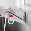 A kitchen faucet with water flowing into a sink, with product feature callouts. Produktbild-Vorschau
