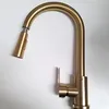 A gold kitchen faucet is shown against a white background. Náhled obrázku produktu