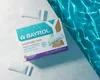 A box of BAYROL Superflock Plus flocculant is placed on a white surface next to a swimming pool. Anteprima dell’immagine prodotto