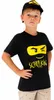 Junge trägt schwarzes Rundhals-T-Shirt mit Ninja-Motiv und "Schulkind"-Print mit passender Basecap seitlich von Vorne. Produktbild-Vorschau